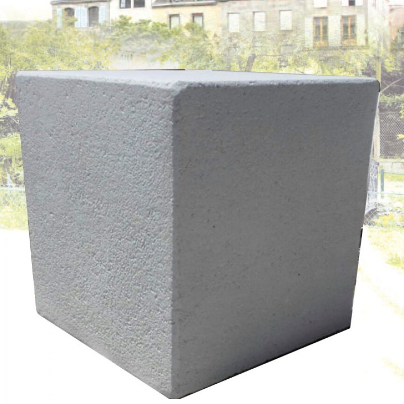 Pilona seient de formigó arquitectònic